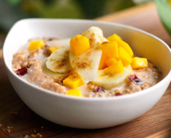 Porridge mit Cranberries und frischen Früchten