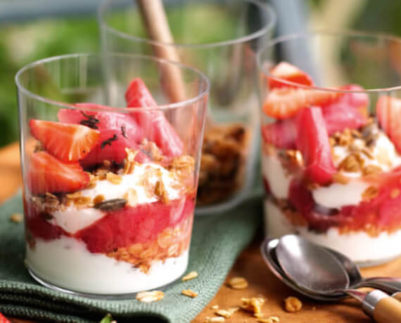 [Schnell &amp; einfach] Schicht-Müsli mit Erdbeeren und Rhabarber | LIDL Kochen
