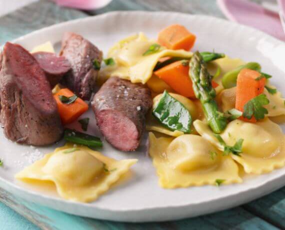 Lammfilets mit Ravioli und jungem Gemüse