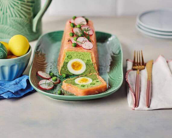 Lachs-Terrine mit Spinat und Erbsen