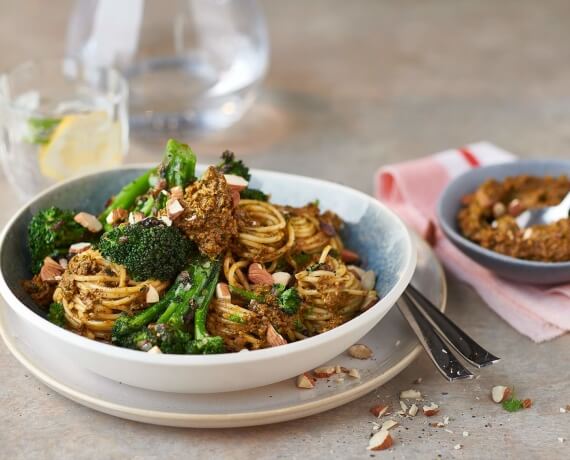 Spaghetti mit geröstetem Brokkoli an rotem Pesto mit Mandeln