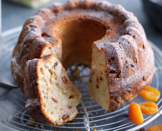 Gewürz-Gugelhupf mit getrockneten Früchten