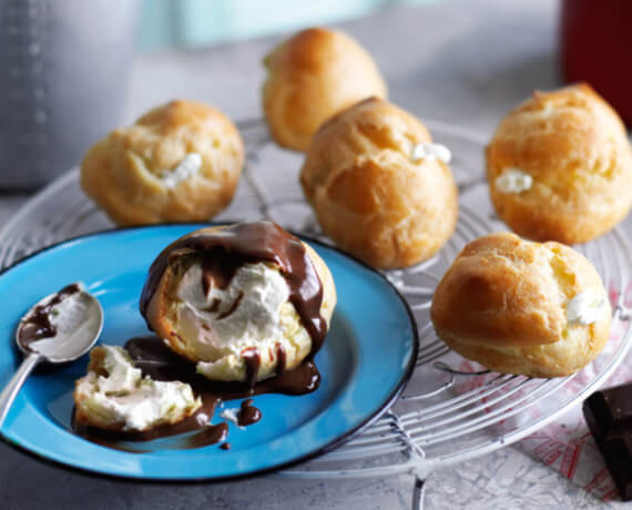 Profiteroles mit Sahne und Schokosauce