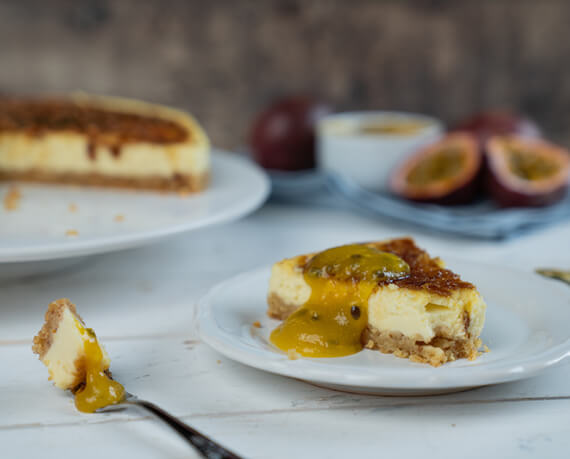 Crème-Brûlée-Cheesecake mit Mango-Maracuja-Soße