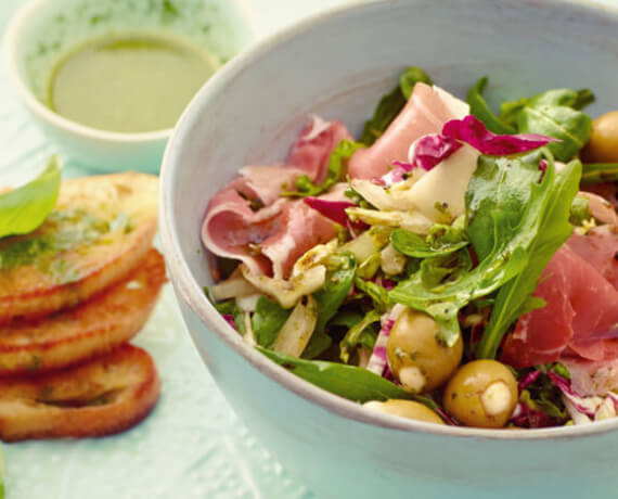 Blattsalat mit Oliven, Serrano-Schinken und Basilikum-Brot