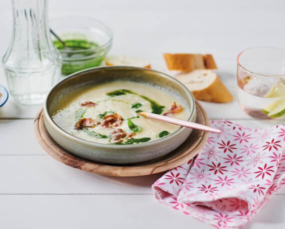 Parmesansuppe mit knusprigem Serranoschinken