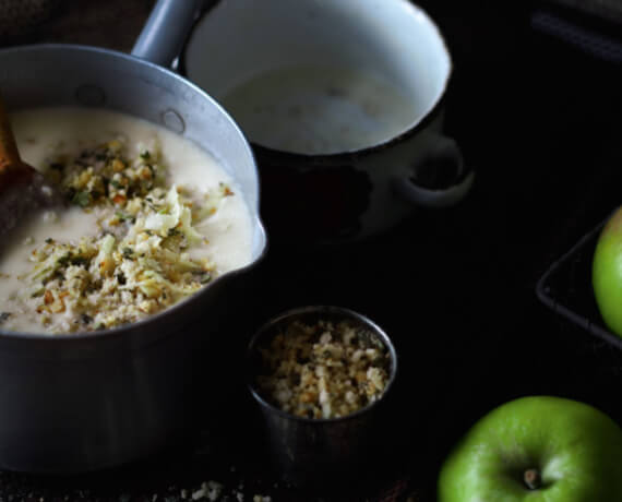 Apfel-Kartoffel-Suppe mit Walnussgremolata
