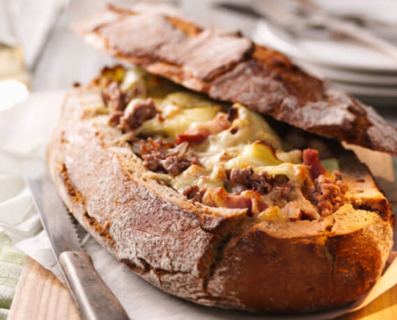 Hackfleischauflauf im Brotlaib