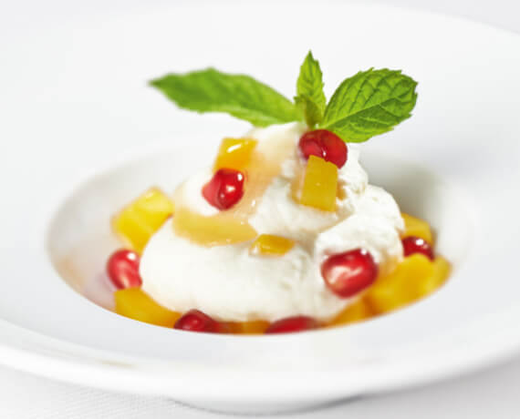 Griechischer Joghurt mit Mango-Frucht-Salat