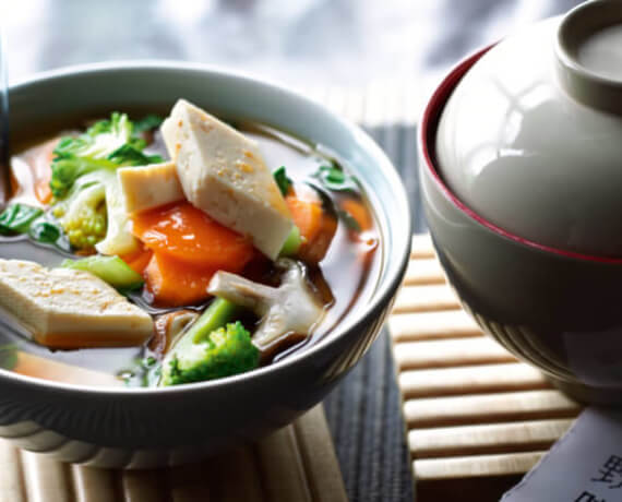 Asiatische Suppe mit Gemüse und Tofu
