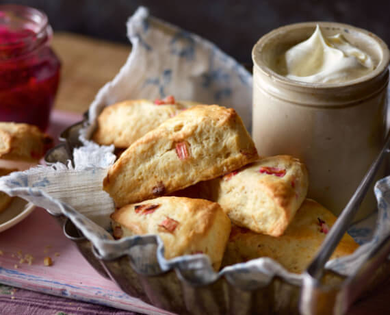 Rhabarber-Scones mit weißer Schokolade