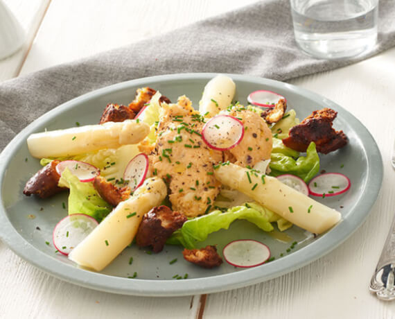 Knuspriges Brot mit gebratenem Spargel, Kopfsalat und Obatzter