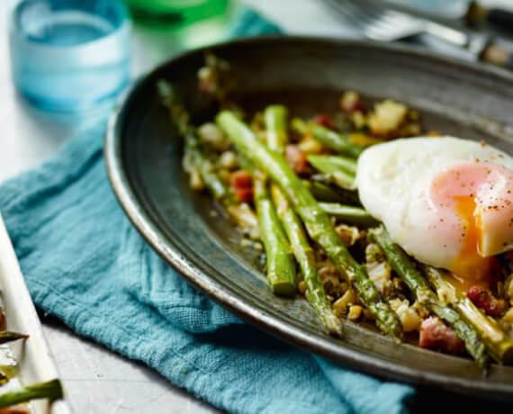 [Schnell &amp; einfach] Grüner Spargel aus dem Ofen mit pochiertem Ei ...