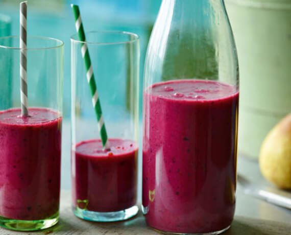 Smoothie mit Waldbeeren und Birne