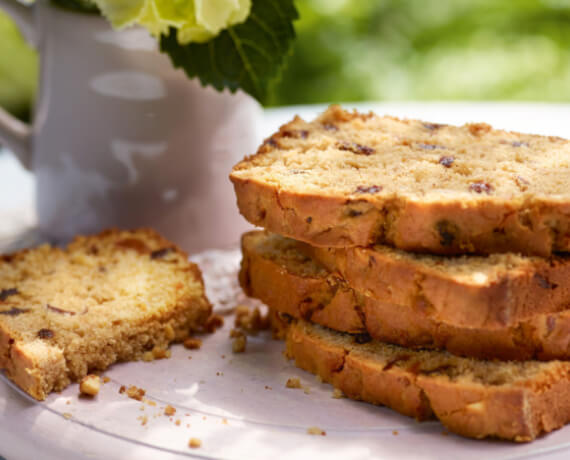 Erdnusskuchen mit getrockneten Früchten