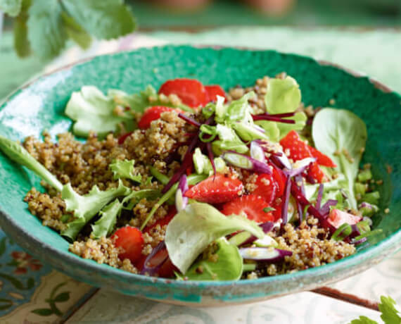 Quinoa-Salat mit Erdbeeren