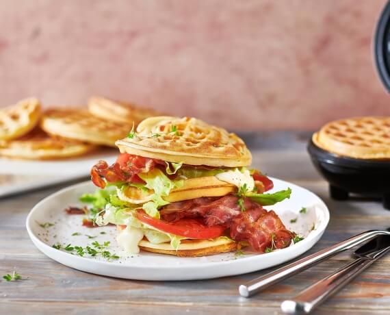 Herzhaftes Waffel-BLT-Sandwich