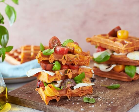 Vegetarisches Waffelsandwich mit Mozzarella und Tomate