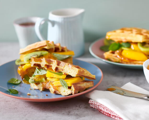 Süßes Waffel-Sandwich mit Mango und Kiwi