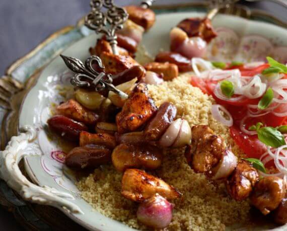 Marinierte Hähnchen-Spieße mit Couscous und Tomatensalat