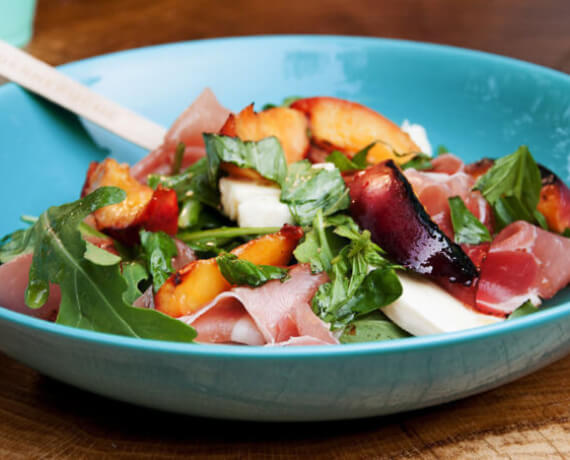 Salat aus Rucola mit gebratener Nektarine und Schinken