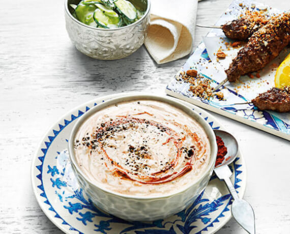 Zimt-Kebabs mit Gurkensalat und Knoblauchdip