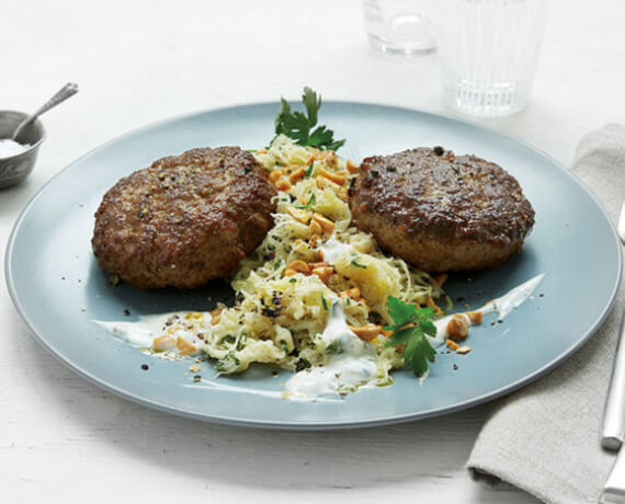 Sauerkrautsalat mit scharfen Bouletten