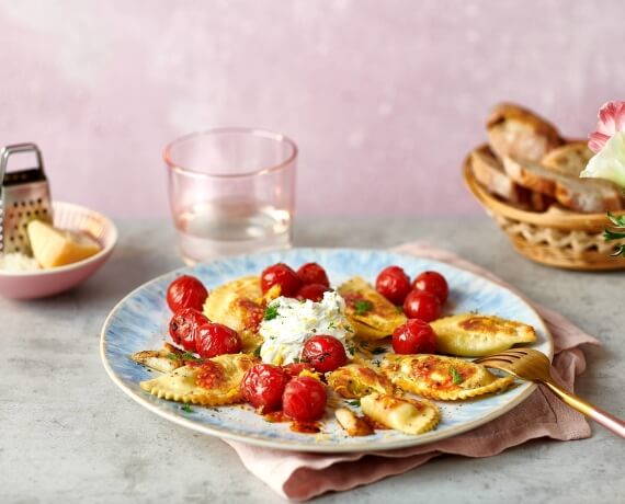 Gebratene Pasta mit Tomaten und Dill-Creme