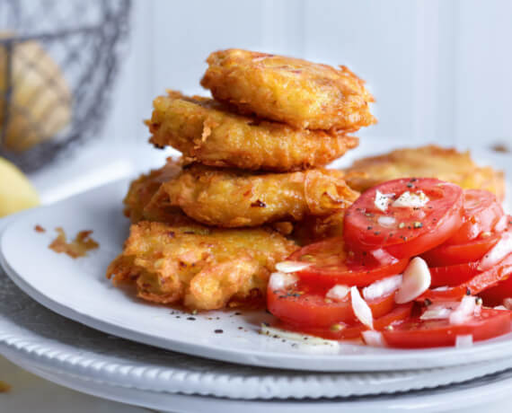 Kichererbsen-Kartoffel-Puffer mit Tomatensalat