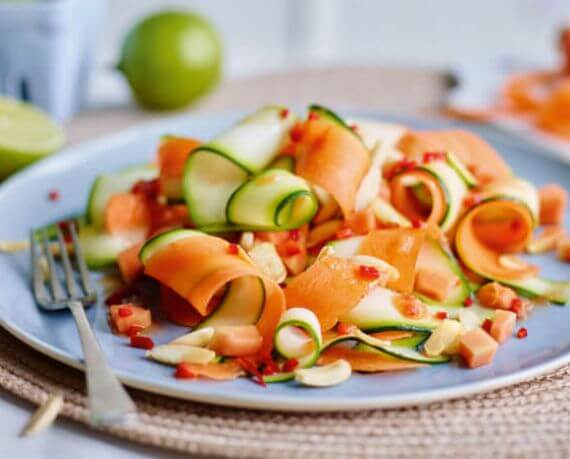 Zucchinisalat mit Mango und Karotten