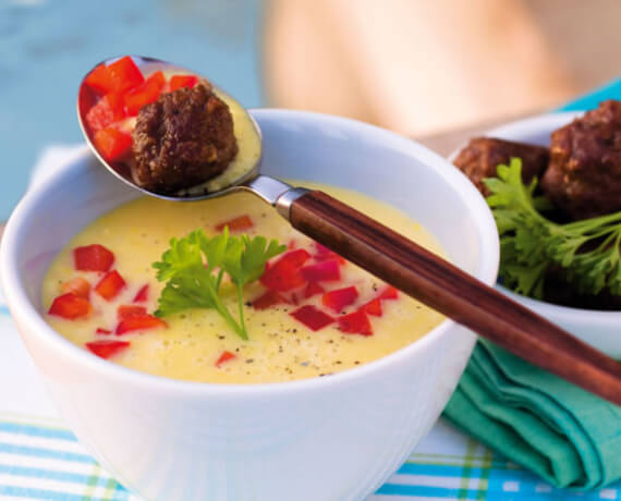 Maissuppe mit Hackbällchen