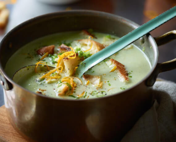 Erbsen-Orangen-Suppe mit Croûtons