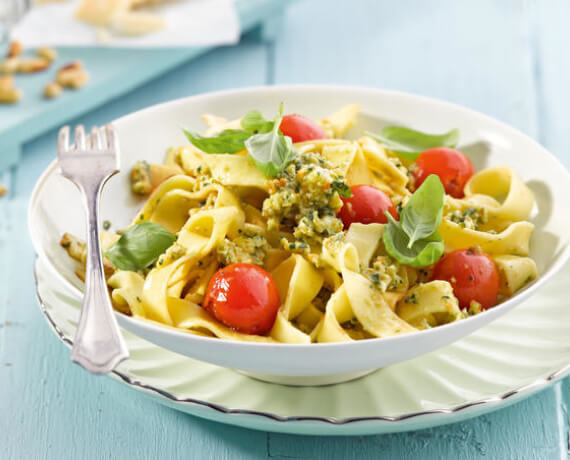 Tagliatelle mit Cherrytomaten und Pesto aus Oliven