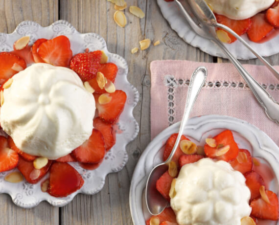 Marzipan-Joghurt-Creme mit marinierten Erdbeeren