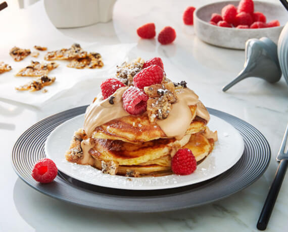 Pancakes - amerikanische Pfannkuchen mit karamellisierten Walnüssen und Espresso-Creme