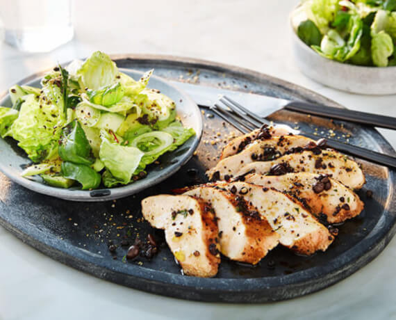 Hähnchen in Marinade aus Kaffee und Chili an gemischtem Salat mit Gurken und Avocado