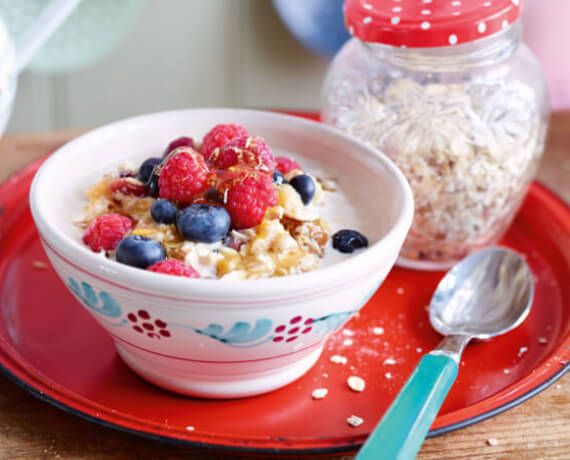 Nuss-Müsli mit Banane, Himbeeren und Heidelbeeren