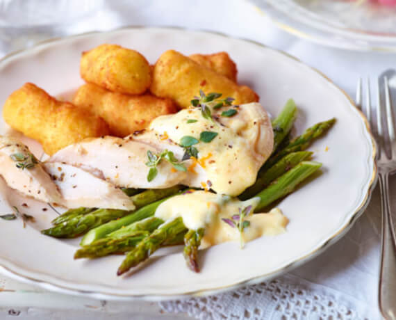 Hähnchen und grüner Spargel mit Kroketten an Orangen-Hollandaise