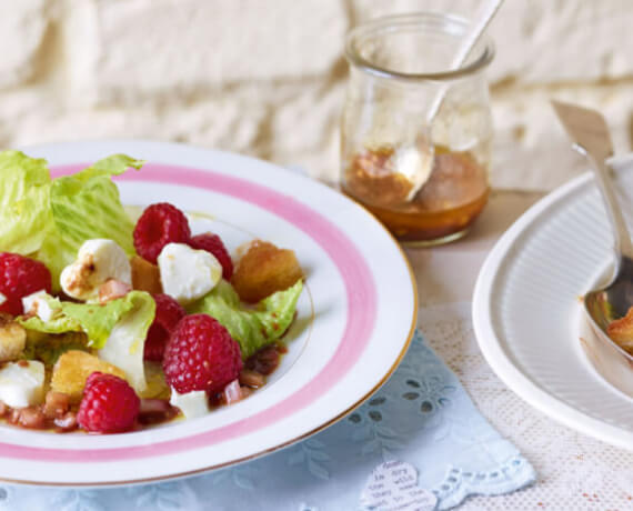 Mozzarella-Salat mit Croûtons und Himbeeren