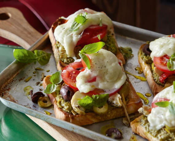 Pesto-Sandwiches mit Oliven und Mozzarella