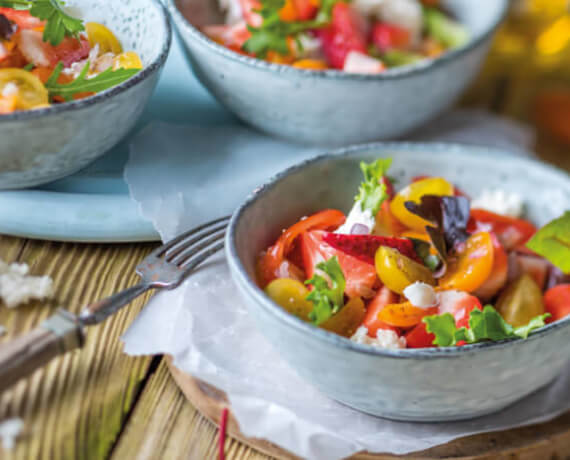 Bunter Tomatensalat mit Erdbeeren