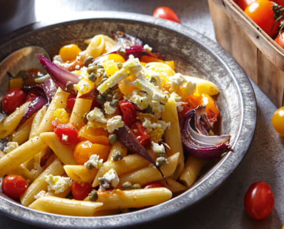 Nudeln mit gerösteten Tomaten und Feta