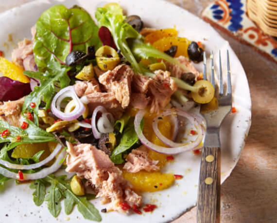 Thunfisch-Salat mit Oliven und Orangen