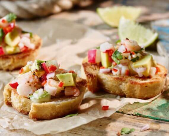 Crostini mit Garnelen-Avocado-Salat