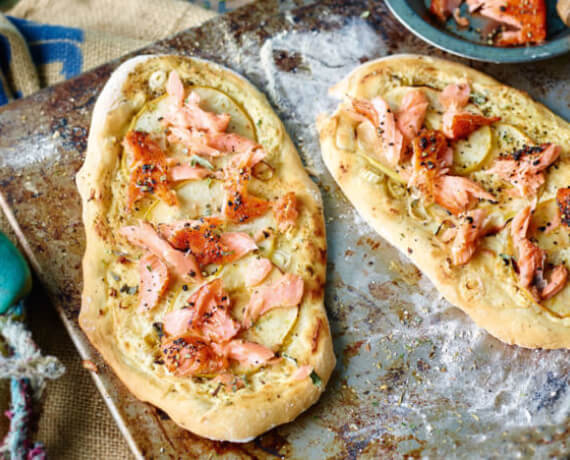 Flammkuchen mit Apfel und Lachs