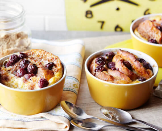 Bread-and-Butter-Pudding mit Kirschen