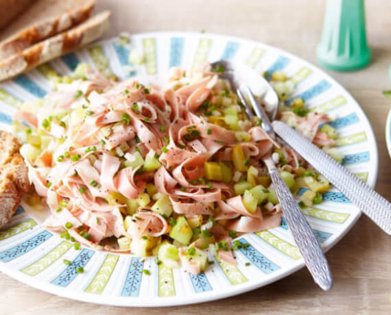 Wurstsalat mit zweierlei Gurken