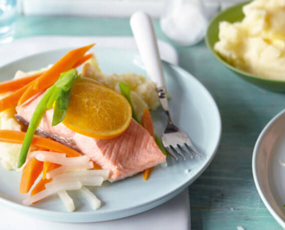 Gedämpfter Lachs an Meerrettich-Kartoffelpüree mit Karotten-Kohlrabi-Gemüse