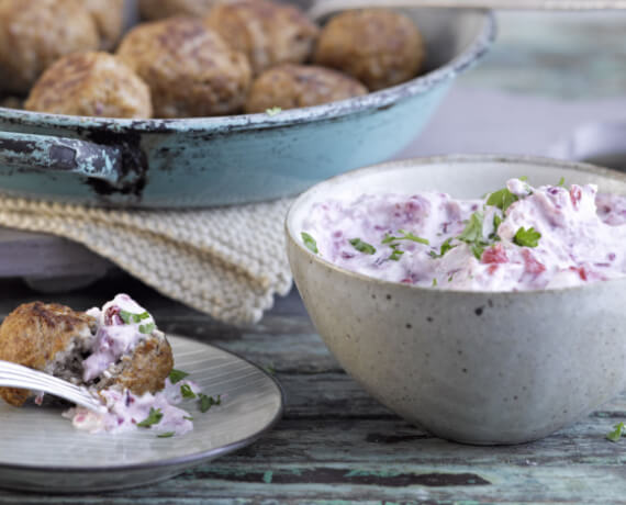 Fleischbällchen mit Preiselbeerdip