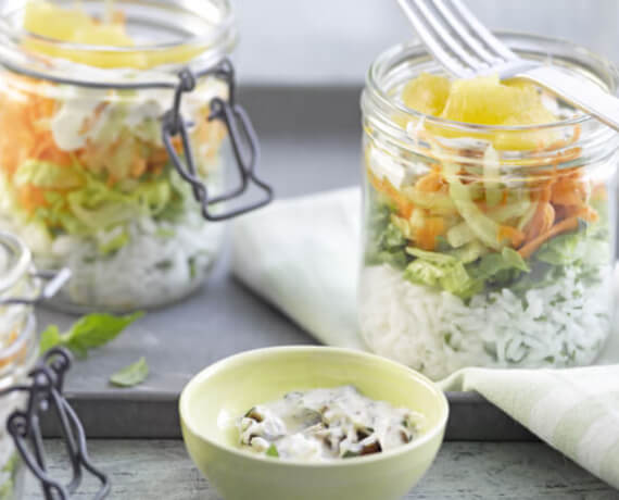 Geschichteter Reissalat mit Orange